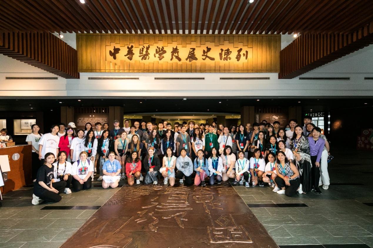 美国青少年“青春同行”交流团来校：探索中医奥秘，促进文化交流