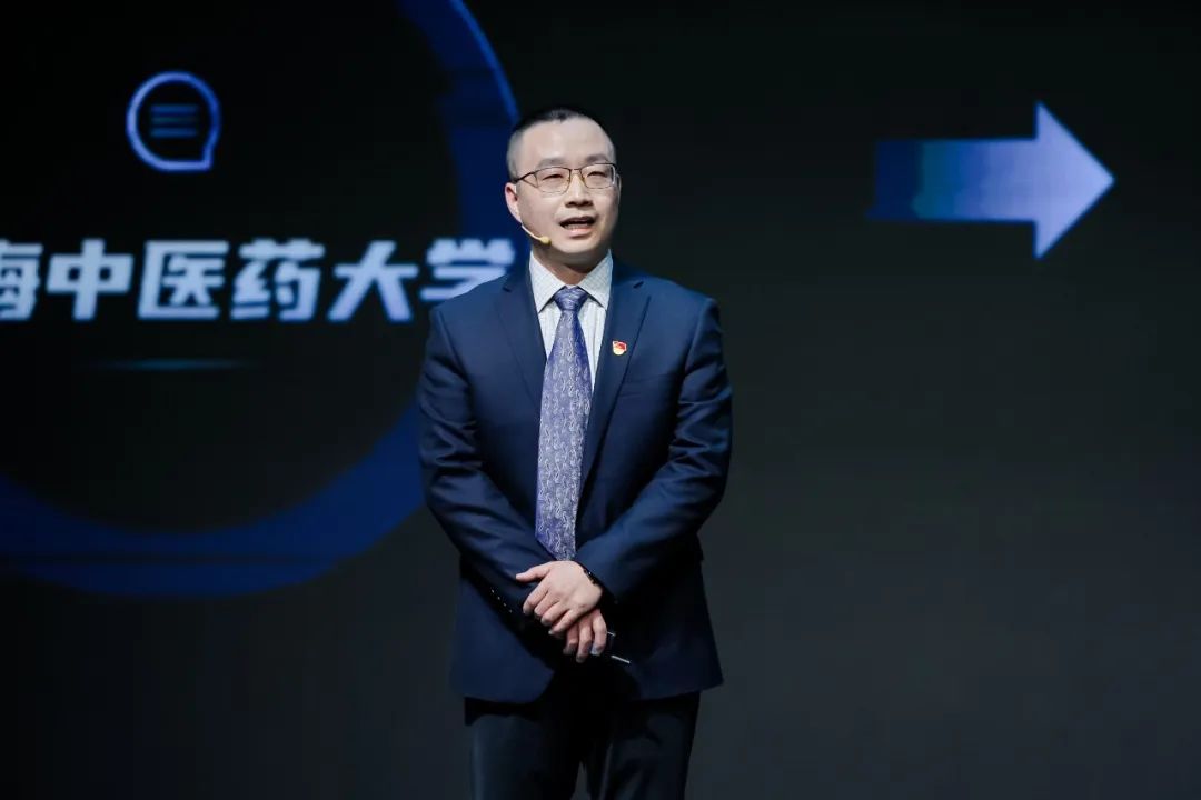 sunbet申搏官网附属第七人民医院副院长胡聃荣获“2023浦东十大杰出青年”称号